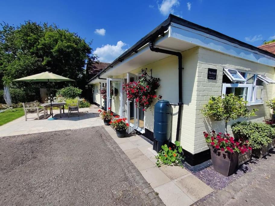 The Nook Located In A Beautiful Garden Setting With Parking Villa Stratford-upon-Avon Exteriör bild